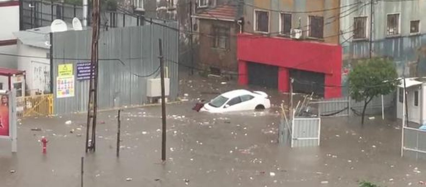 Ισχυρή βροχόπτωση στην Κωνσταντινούπολη - Σηκώθηκαν καρέκλες στον αέρα (φωτό, βίντεο)